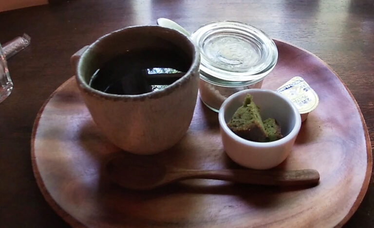 ブレンドコーヒーを注文しましたが、ちょっとしたお菓子も添えられていました。-768x469