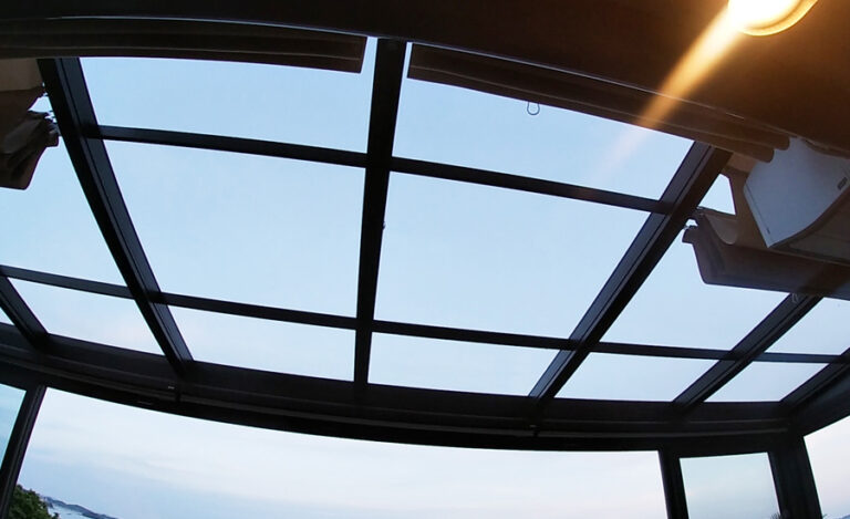 エアコンやビニールカーテンで覆えるようになっている席もあり、ちょっとした雨や冬の寒い時期も利用が出来そうでした-768x469