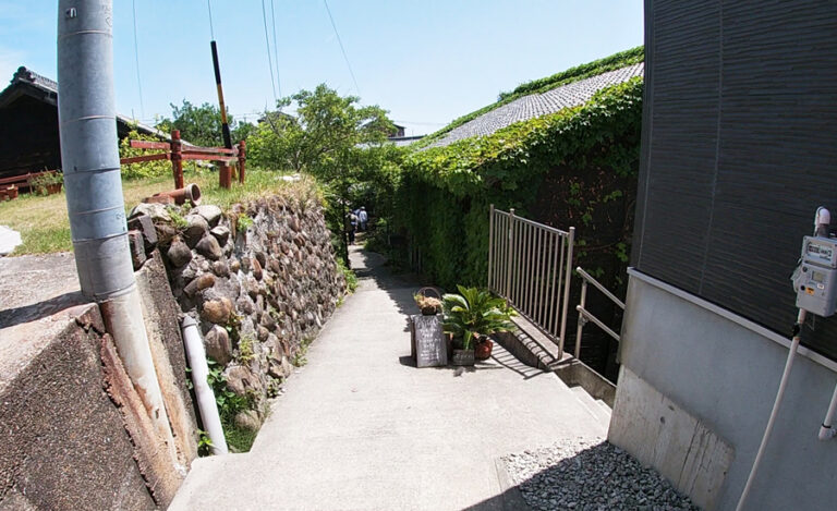 細い小道を奥に入っていくと、雑貨屋さんと一緒にあります。-768x469