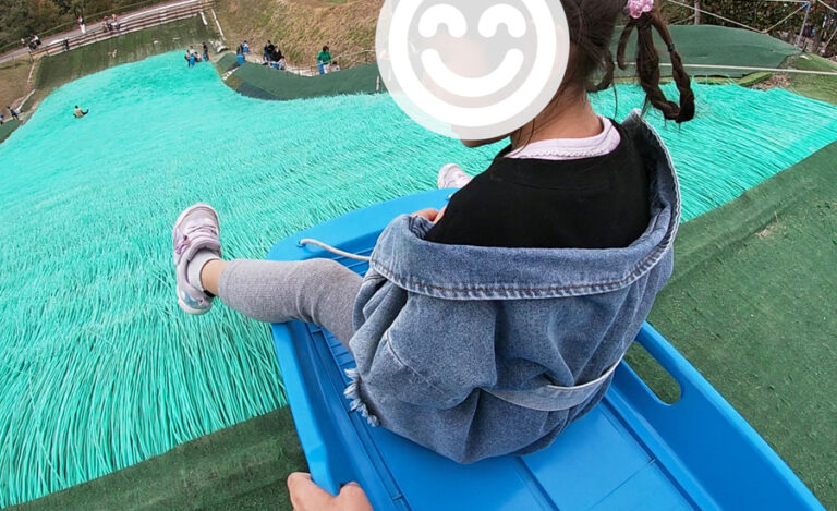 幼児も1人で滑れる芝滑り-768x469