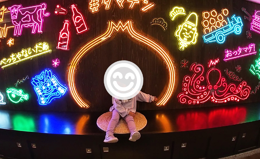 こんな座るとネオンが点滅するフォトスポットもあります。