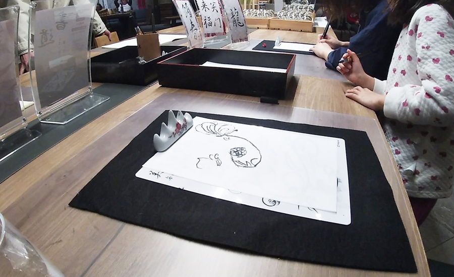 習字コーナーが用意されていて、見本をなぞって簡単にカッコいい漢字が書けるようになっていて、外国人のお客さんにも人気でした