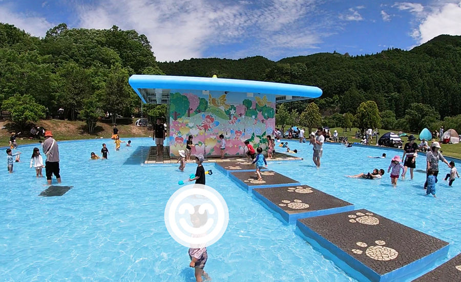 中央には倉庫?のような建物があり、かわいいイラストがペイントされています