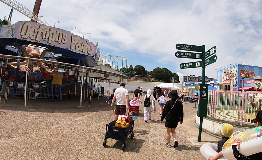 ひらかたパークの中にはレトロな遊園地の乗り物もたくさん