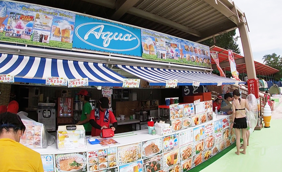 プール内にもフードショップはたくさんあります★