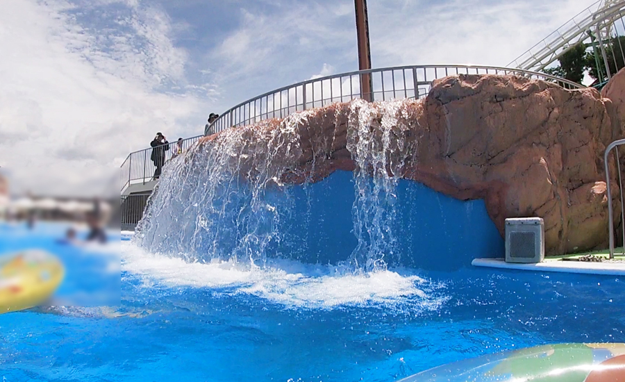 小さな滝もある波のプール