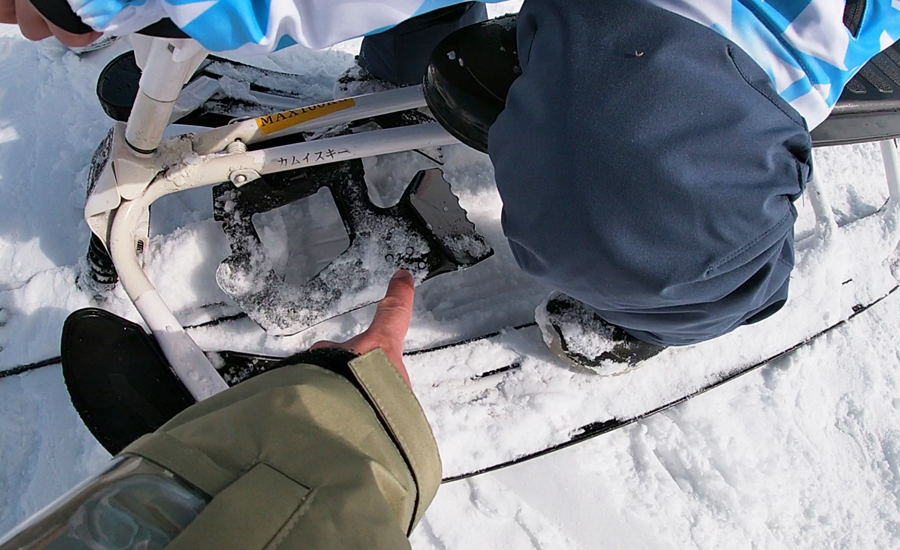 ハンドルの下部分にブレーキが付いているのでスピード調整やしっかり止まることも出来ます!