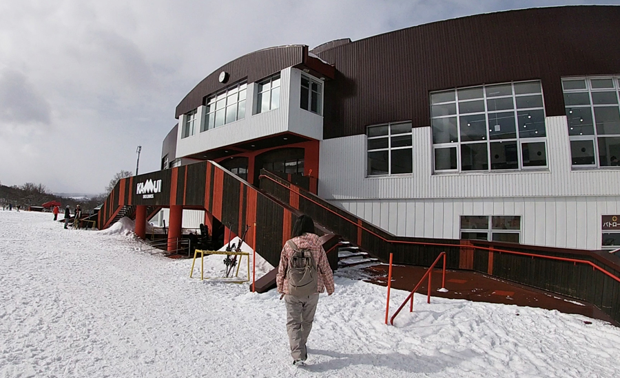 スキー場の入り口付近の中央にあるセンターハウス