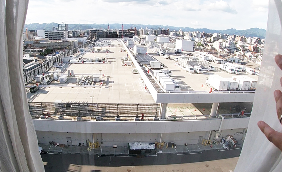 客室の外を見ると大きな中央卸売市場があります