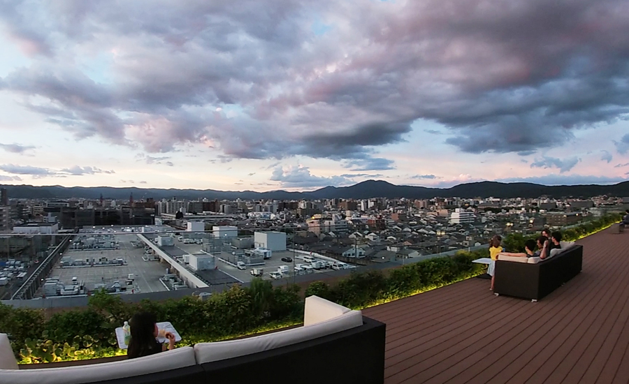 屋上テラスは京都の街並みを一望でき自由に使えます